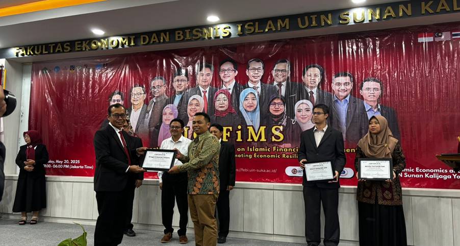 Ramaikan Ajang International Conference on Islamic Finance, Inclusive Economy and Sustainability (ICIFiMS) Mahasiswa PDES Sabet Best Paper